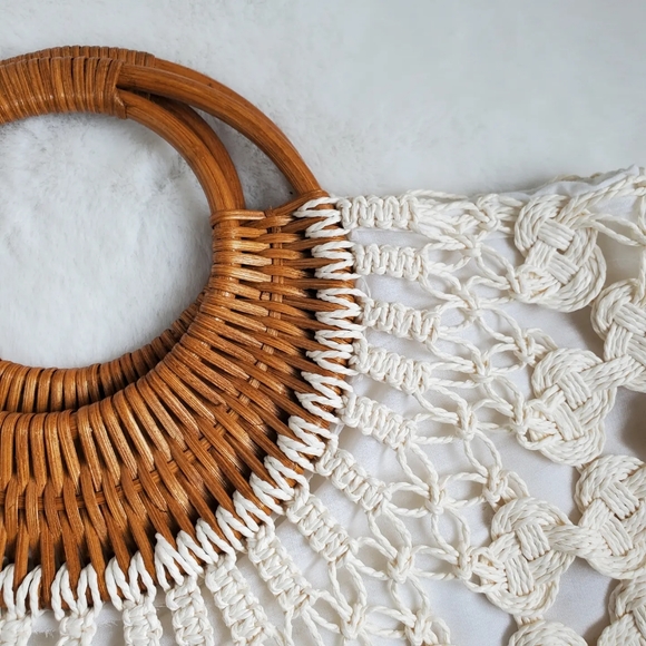 Unique Vintage Handbags - × SOLD ×Stunning wood handled macrame purse